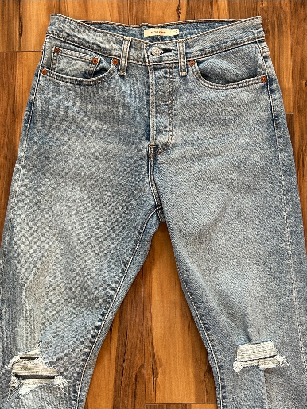 Like New Levi’s Wedgie Straight Jeans - Picture 2 of 8